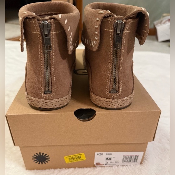 UGG Women 9.5 Ankle Boot Bootie Varney Tan Suede #1104653 Tan - New In Box - Picture 8 of 9